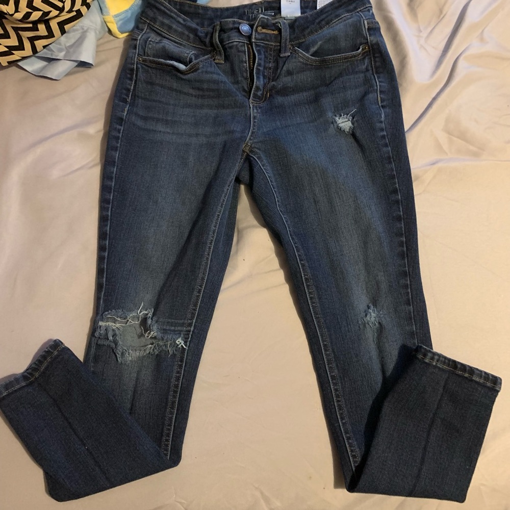 Skinny jeans w holes, only worn one time ! they don’t fit me right